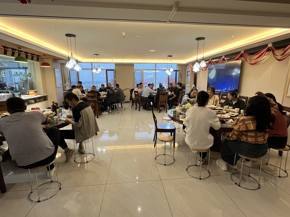 “中秋佳節(jié)，情滿人間”